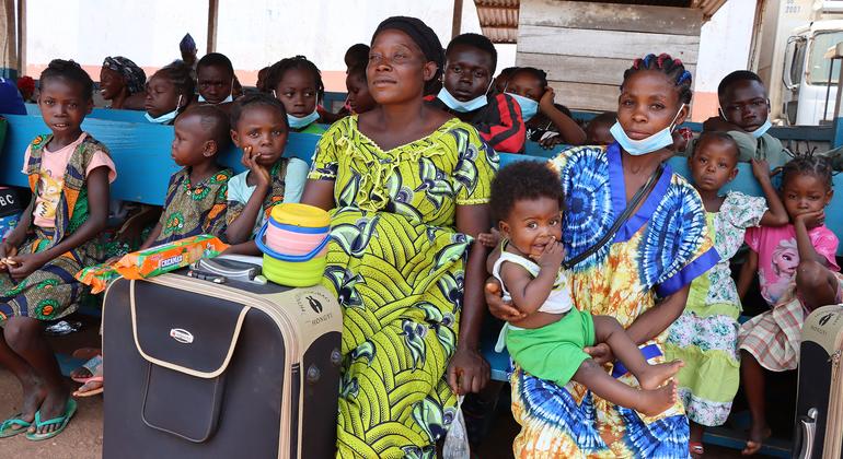 Беженцы возвращаются в столицу ЦАР Банги из ДР Конго.